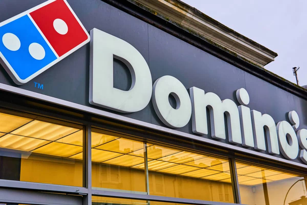 Gevel Domino's Pizza vestiging met logo, klant van Strategie.nl